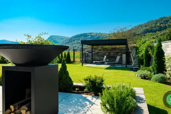 Gardeon pergola s posezením usazená v rohu velké zahrady