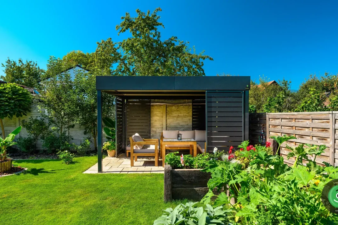 Gardeon pergola v pestré zahradě s květinovými záhony