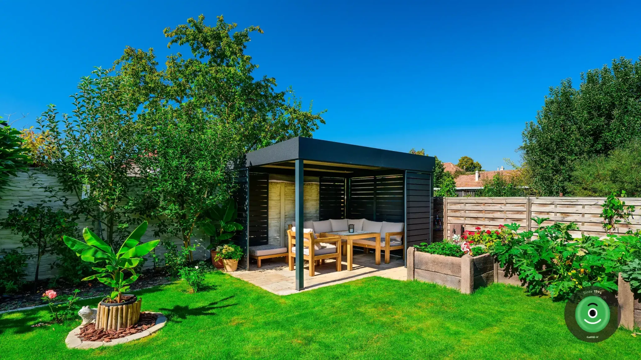 Zahrada obklopená zelení a Gardeon pergolou