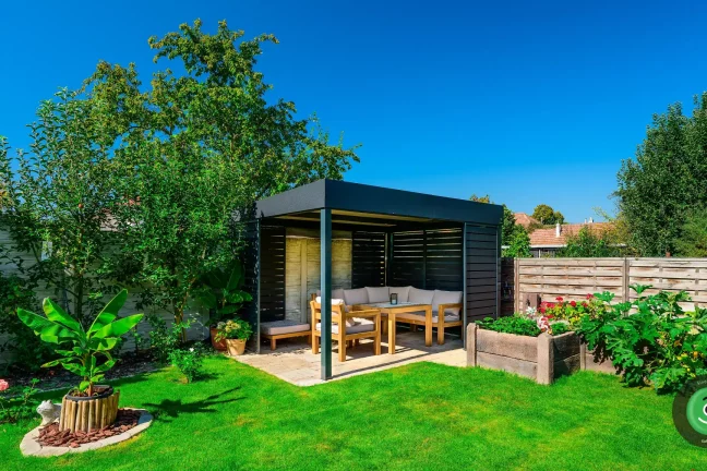 Zahrada obklopená zelení a Gardeon pergolou