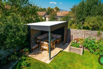 Gardeon pergola usazená do rohu velké zelené zahrady