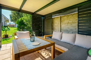 Detail na vnitřek pergoly s letním posezením ze dřeva