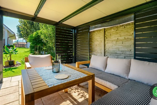 Detail na vnitřek pergoly s letním posezením ze dřeva