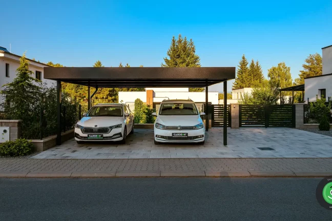 Gardeon přístřešek pro dvě auta s bílými auty uvnitř