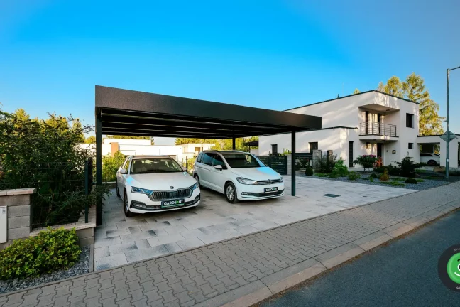 Dvě bílá auta pod Gardeon přístřeškem