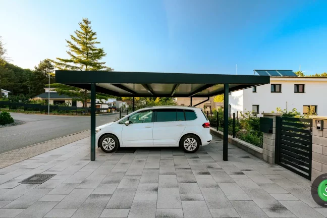 Přístřešek pro dvě auta s výjezdem na cestu