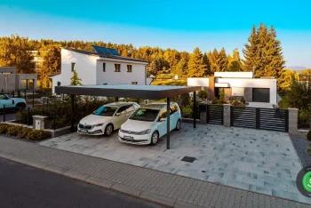 Gardeon přístřešek pro dvě auta vedle rodinného domu