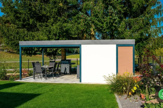 Zahradní domek s přístřeškem v okolí květinové zahrady