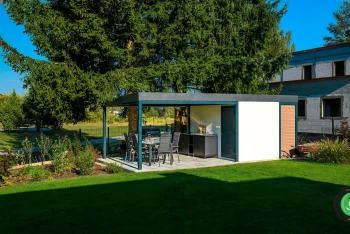 Gardeon zahradní domek s přístřeškem pod velkým stromem