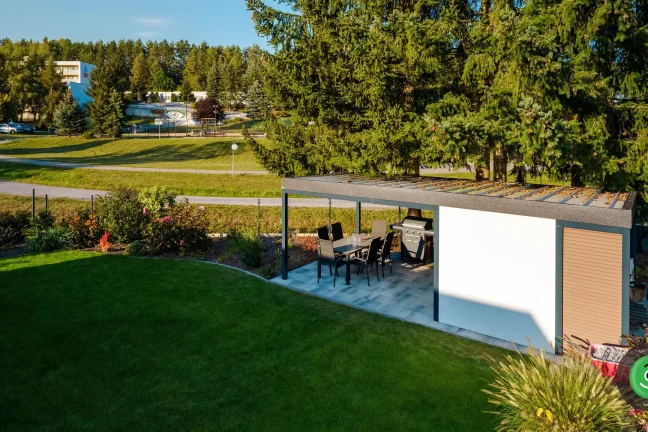 Velká zahrada s květinami a Gardeon zahradním domkem