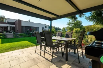 Posezení pod Gardeon přístřeškem na zahradě vedle domu