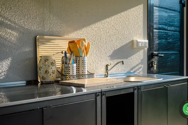 Detail na letní kuchyňku pod přístřeškem