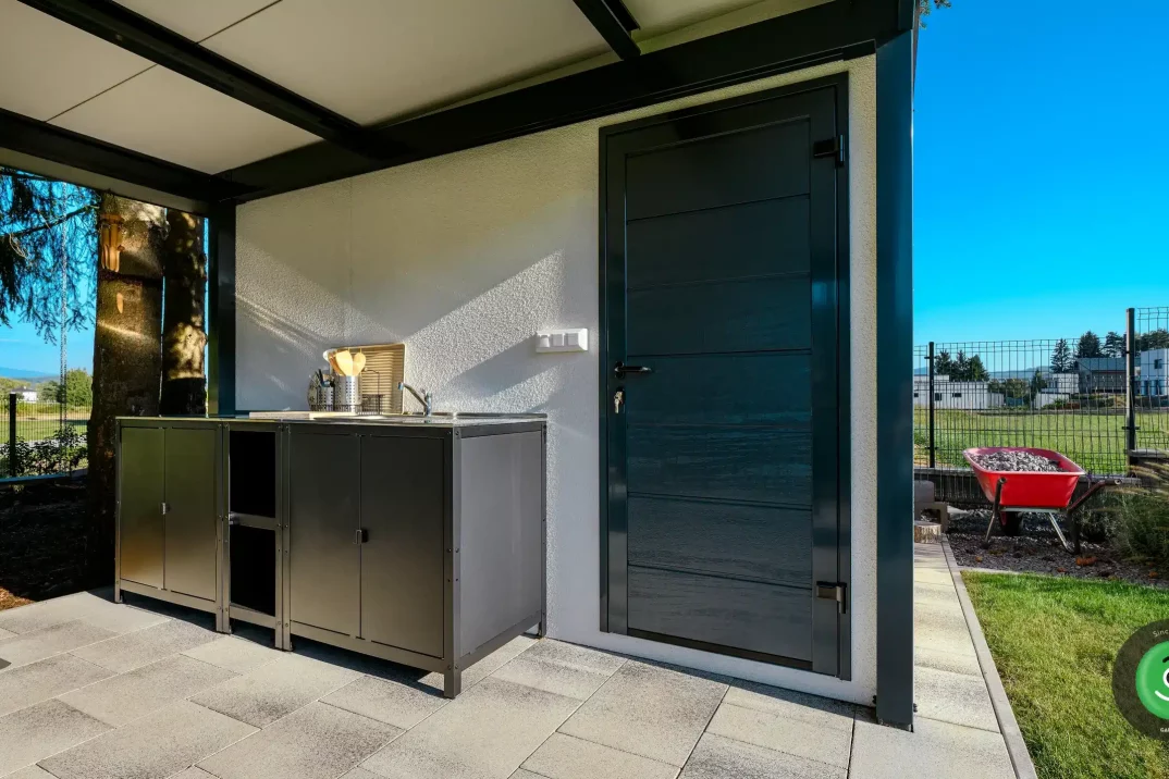 Detail na dveře od zahradního domku a letní kuchyňku pod přístřeškem