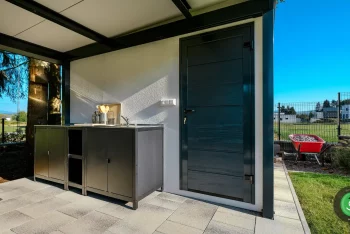 Detail na dveře od zahradního domku a letní kuchyňku pod přístřeškem