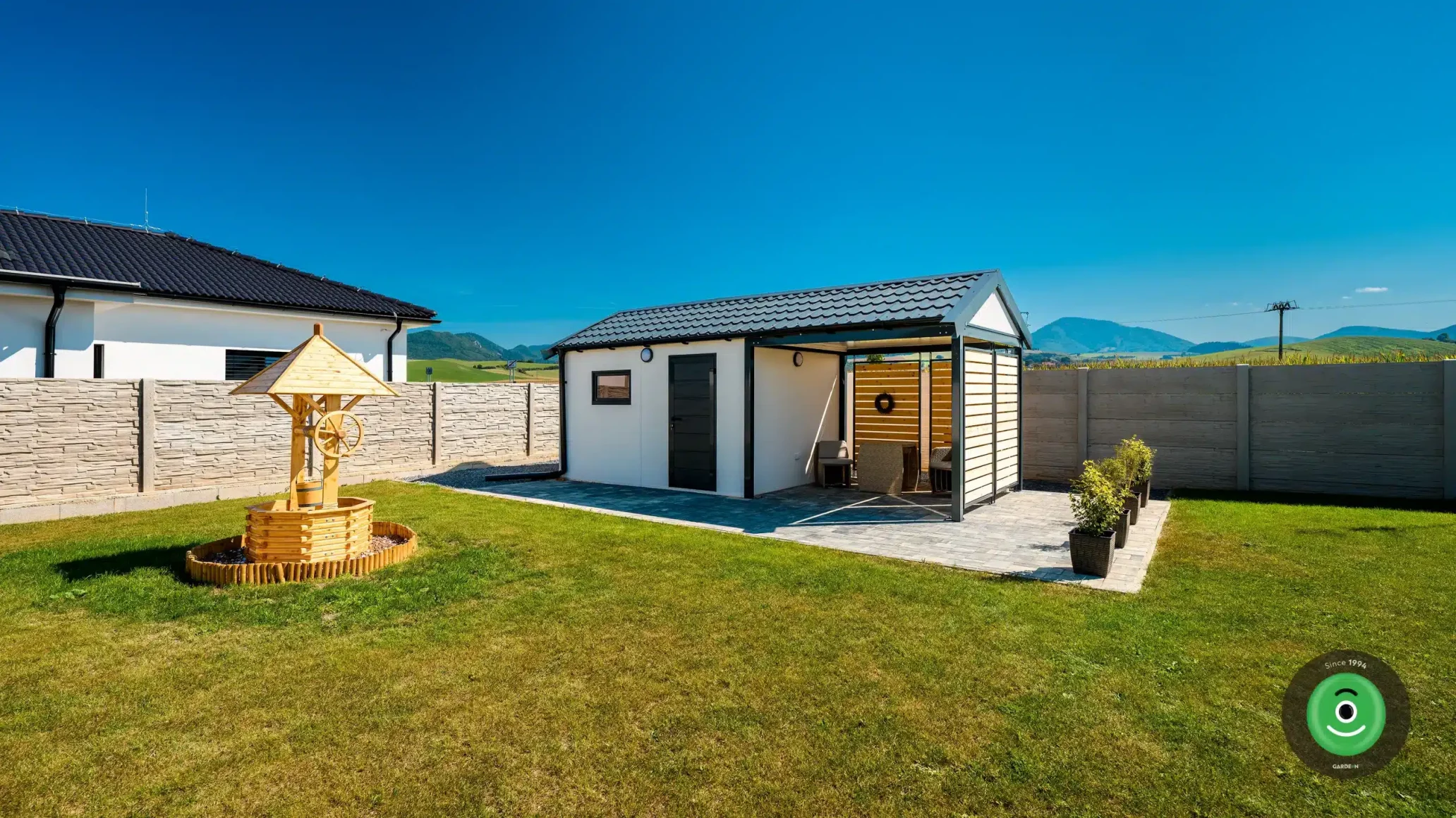 Velká zahrada s Gardeon zahradním domkem s přístřeškem