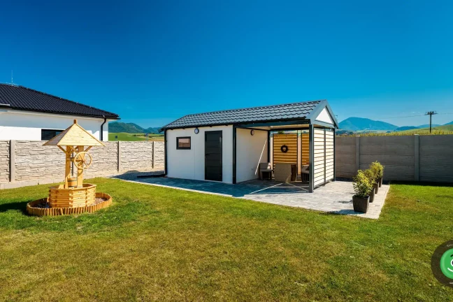 Velká zahrada s Gardeon zahradním domkem s přístřeškem