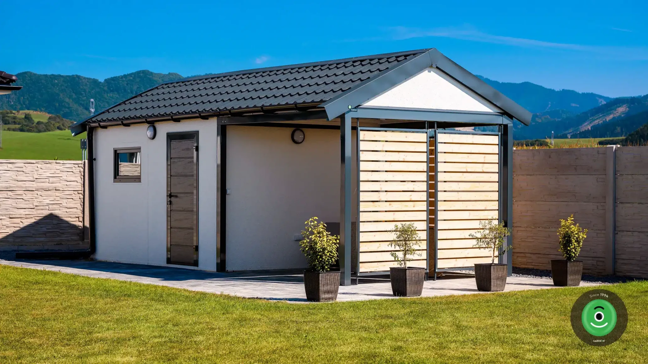 Bílý Gardeon zahradní domek s přístřeškem a sedlovou střechou