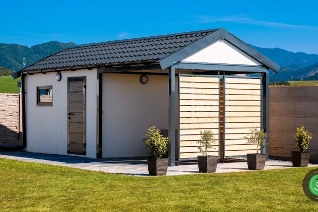 Bílý Gardeon zahradní domek s přístřeškem a sedlovou střechou