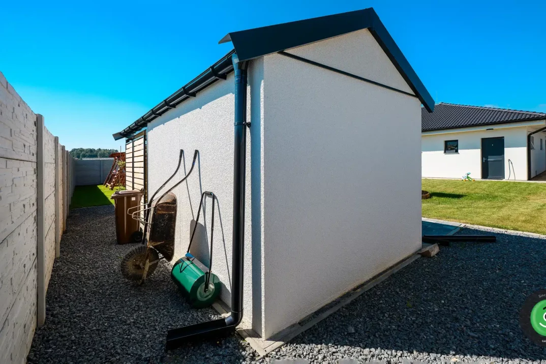 Velká zahrada s Gardeon zahradním domkem a přístřeškem