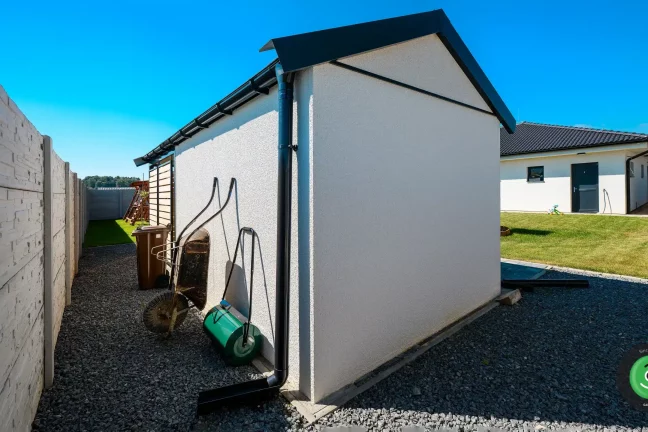 Velká zahrada s Gardeon zahradním domkem a přístřeškem