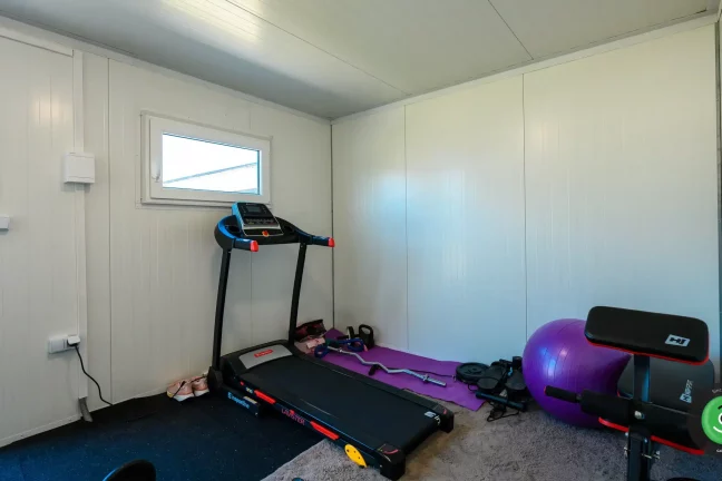 Vnitřek zahradního domku s interiérem posilovny