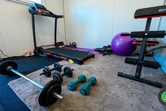 Detail na fitness vybavení v Gardeon zahradním domku