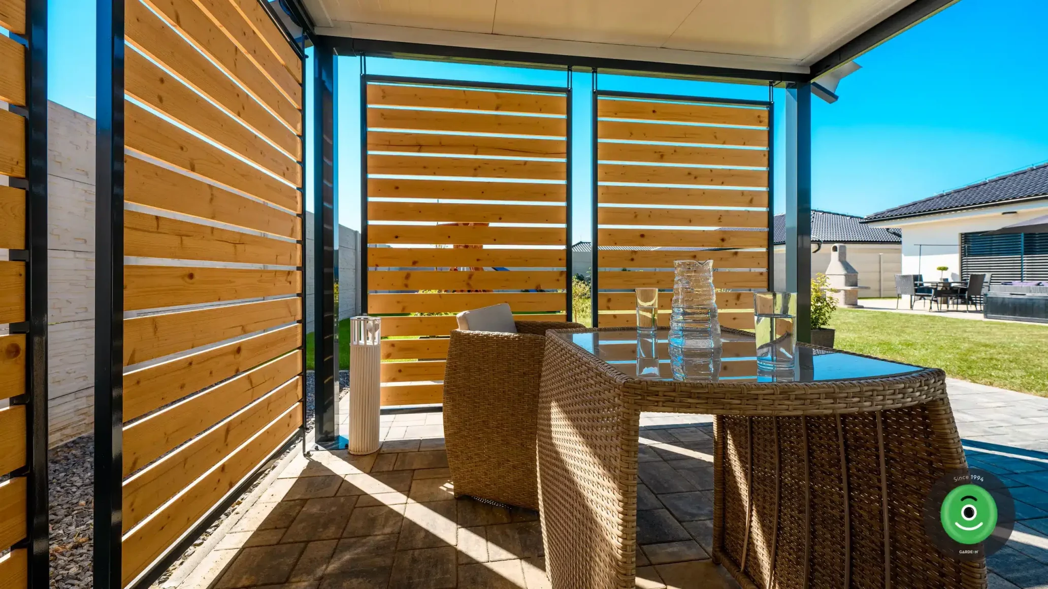 Dřevěná výplň na Gardeon přístřešku se sedlovou střechou