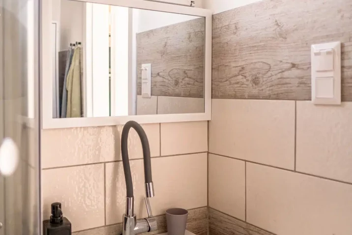 Přeměna zahradního domku na víkendovou chatku - koupelna