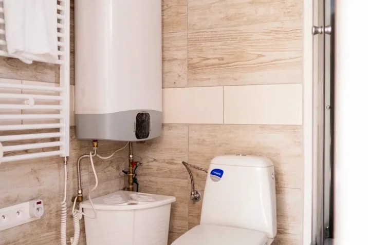 Přeměna zahradního domku na víkendovou chatku - WC a bojler pro ohřev vody