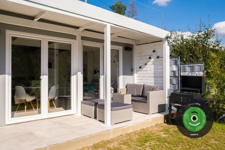 Přeměna zahradního domku na víkendovou chatku - venkovní posezení pod přístřeškem