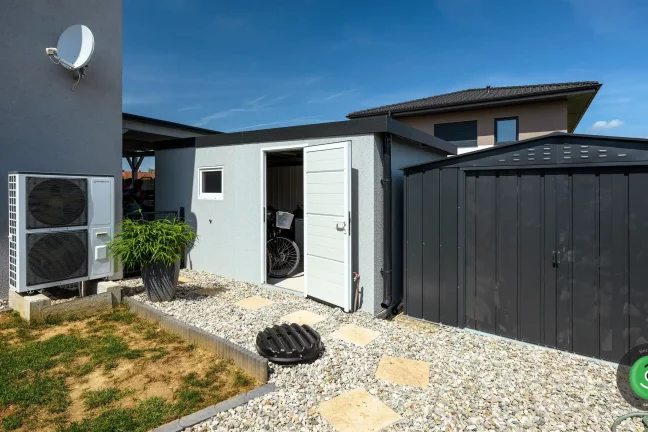 Garáž GARDEON pro jedno auto s šedou omítkou