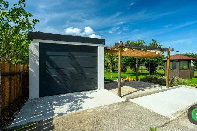 Bílá garáž GARDEON pro jedno auto