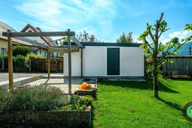 Garáž se pultovou střechou u zahrady