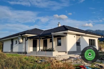 Terasa a zároveň přestřešení vchodu do domu