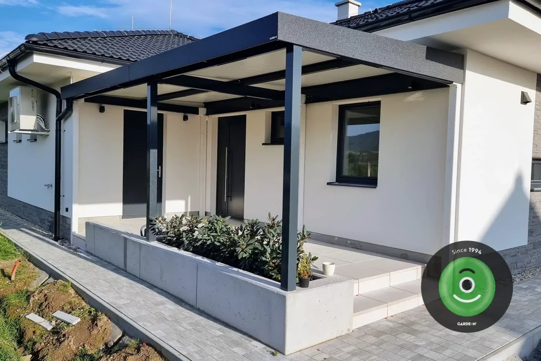 Terasa a zároveň přístřešek nad vchodu do domu