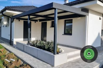 Terasa a zároveň přístřešek nad vchodu do domu