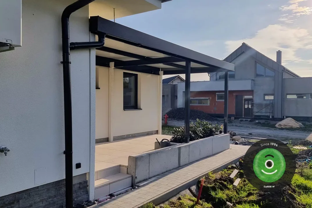 Přístřešek GARDEON jako terasa a prostřešení vchodu