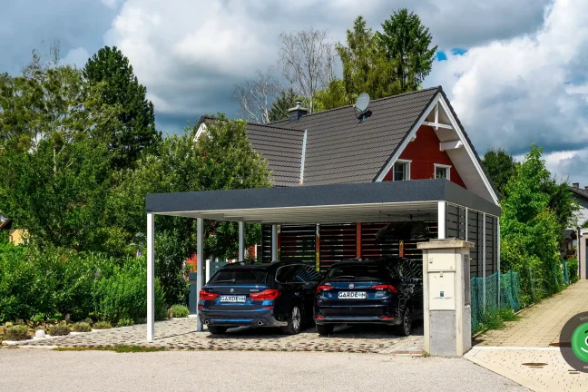 Dvě černá auta v přístřešku GARDEON