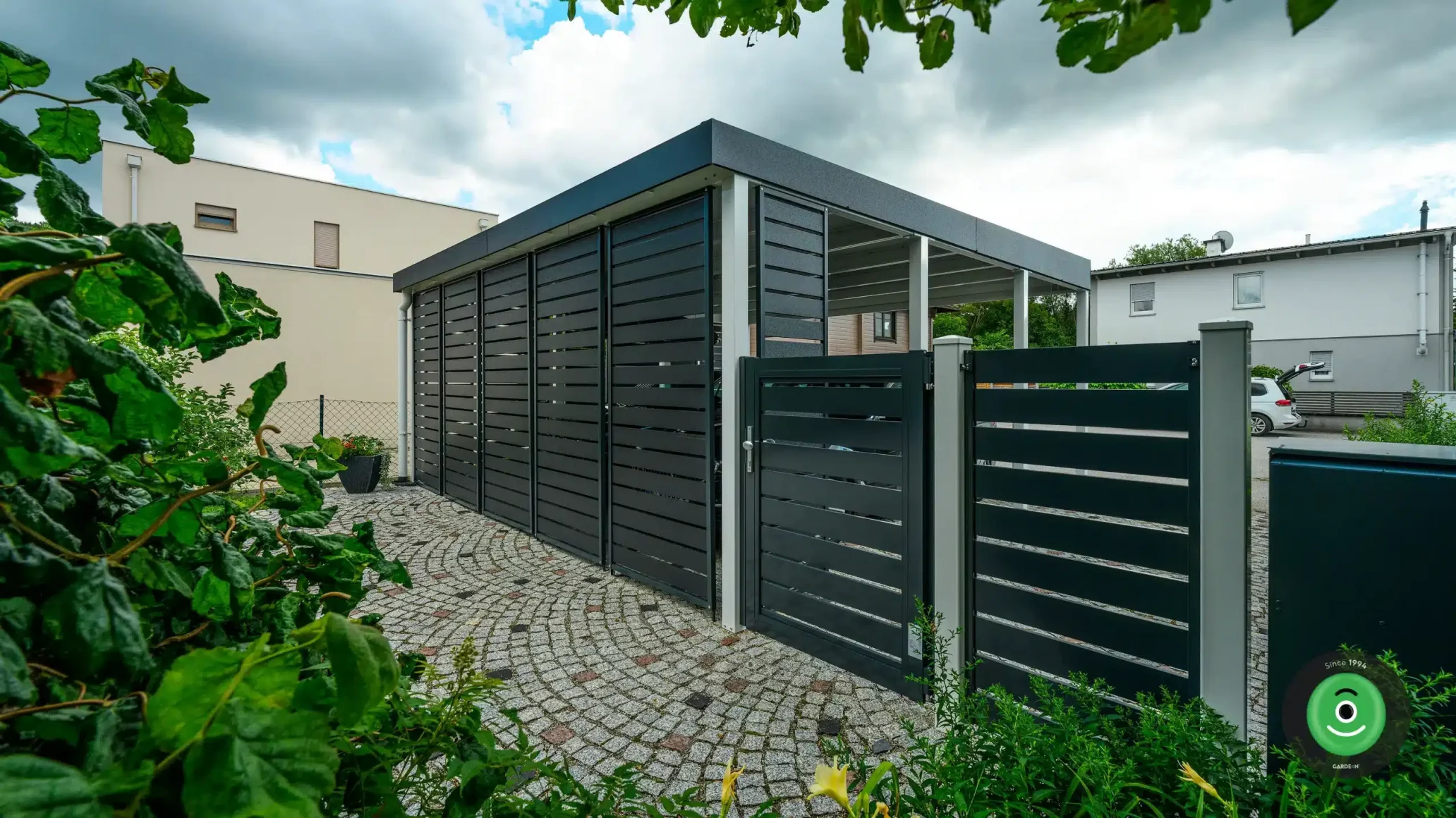 Kovová výplň na přístřešku pro dvě auta