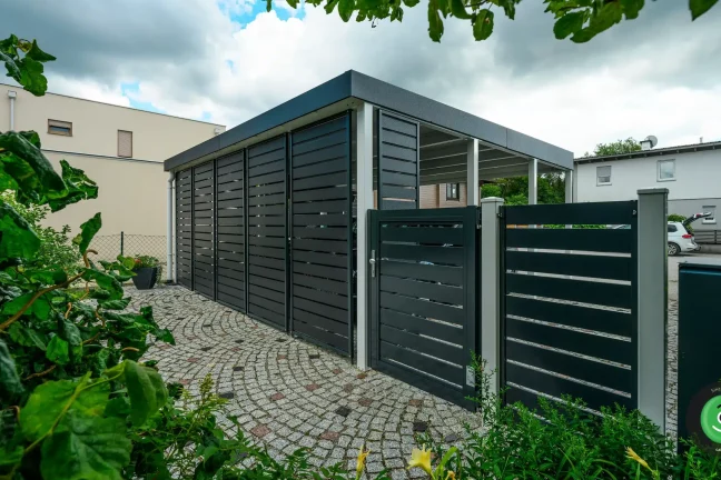 Kovová výplň na přístřešku pro dvě auta