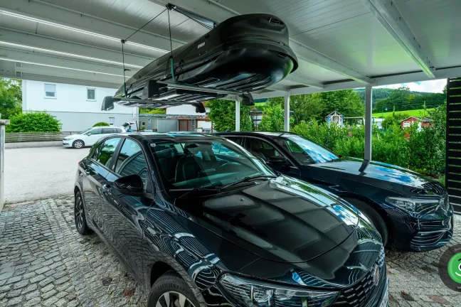 Interiér přístřešku pro dvě motorová vozidla