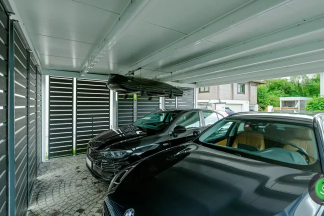 Detail interiéru přístřešku s černou výplní