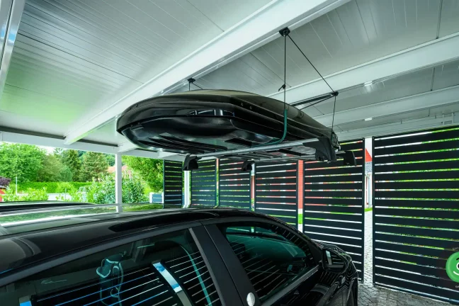 Detail závěsného systému na střeše přístřešku