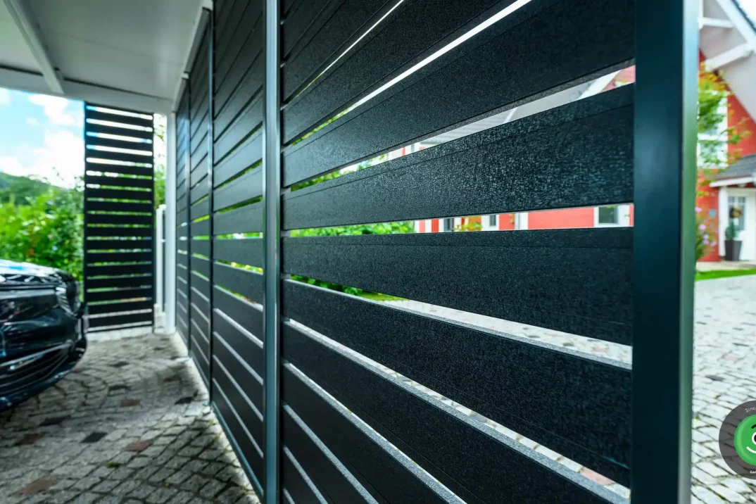 Detail kovové výplně přístřešku GARDEON