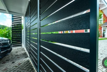 Detail kovové výplně přístřešku GARDEON