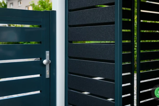 Kovová výplň umístěná v přístřešku pro dvě auta