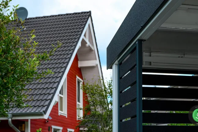 Detail černé kovové výplně