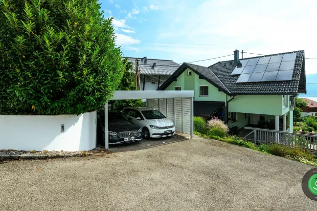 Rodinný dům vedle přístřešku pro dvě auta