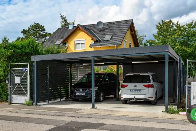 Dvě osobní auta zaparkovaná v černém přístřešku GARDEON