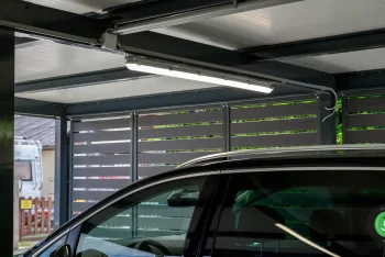 Detail na černou kovovou výplň přístřešku GARDEON